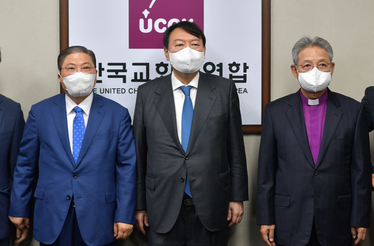 국민의힘 윤석열 대선 경선 예비후보가 3일 오전 서울 종로구 기독교회관에서 열린 한국교회 대표연합기관 및 평신도단체와 간담회에 앞서 참석자들과 기념촬영을 하고 있다. 연합뉴스