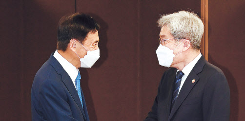 고승범 신임 금융위원장(오른쪽)과 이주열 한국은행 총재가 3일 오전 서울 중구 한국은행에서 열린 면담에 앞서 인사하고 있다. [연합]