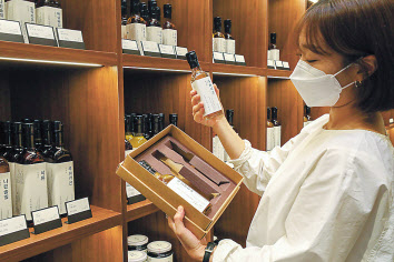 현대백화점은 전통식품 브랜드 ‘명인명촌’ 상품을 고객이 직접 선택해 추석 선물세트로 구성하는 ‘명인명촌 DIY 선물세트’를 선보였다. [현대백화점 제공]