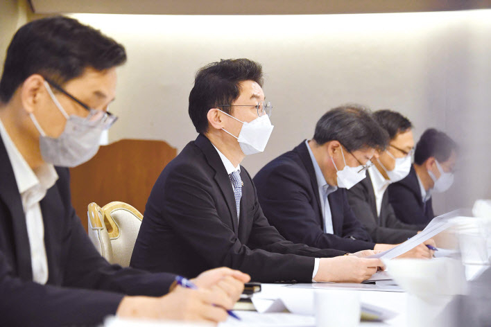 이억원(왼쪽 두번째) 기획재정부 차관이 3일 서울 광화문 정부서울청사에서 혁신성장전략 및 코로나정책 점검회의를 주재하고 있다. 이 차관은 이 자리에서 “민생경제의 회복과 지속적인 안정을 위해서는 현재의 버티기 뿐만 아니라 이후 다시 일어서기와 달려나가기 준비까지 모두 필요하다”며 “2차 추경의 피해지원 3종 패키지인 희망회복자금, 상생국민지원금, 그리고 상생소비지원금은 대표 정책 과제로 위기 극복을 적극 뒷받침할 것”이라고 강조했다. [기획재정부 제공]