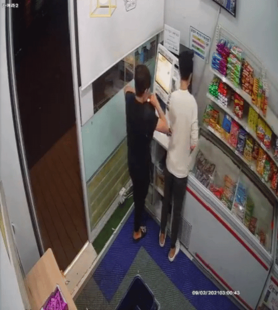 무인계산기에서 절도를 벌이는 용의자 모습. [보배드림]