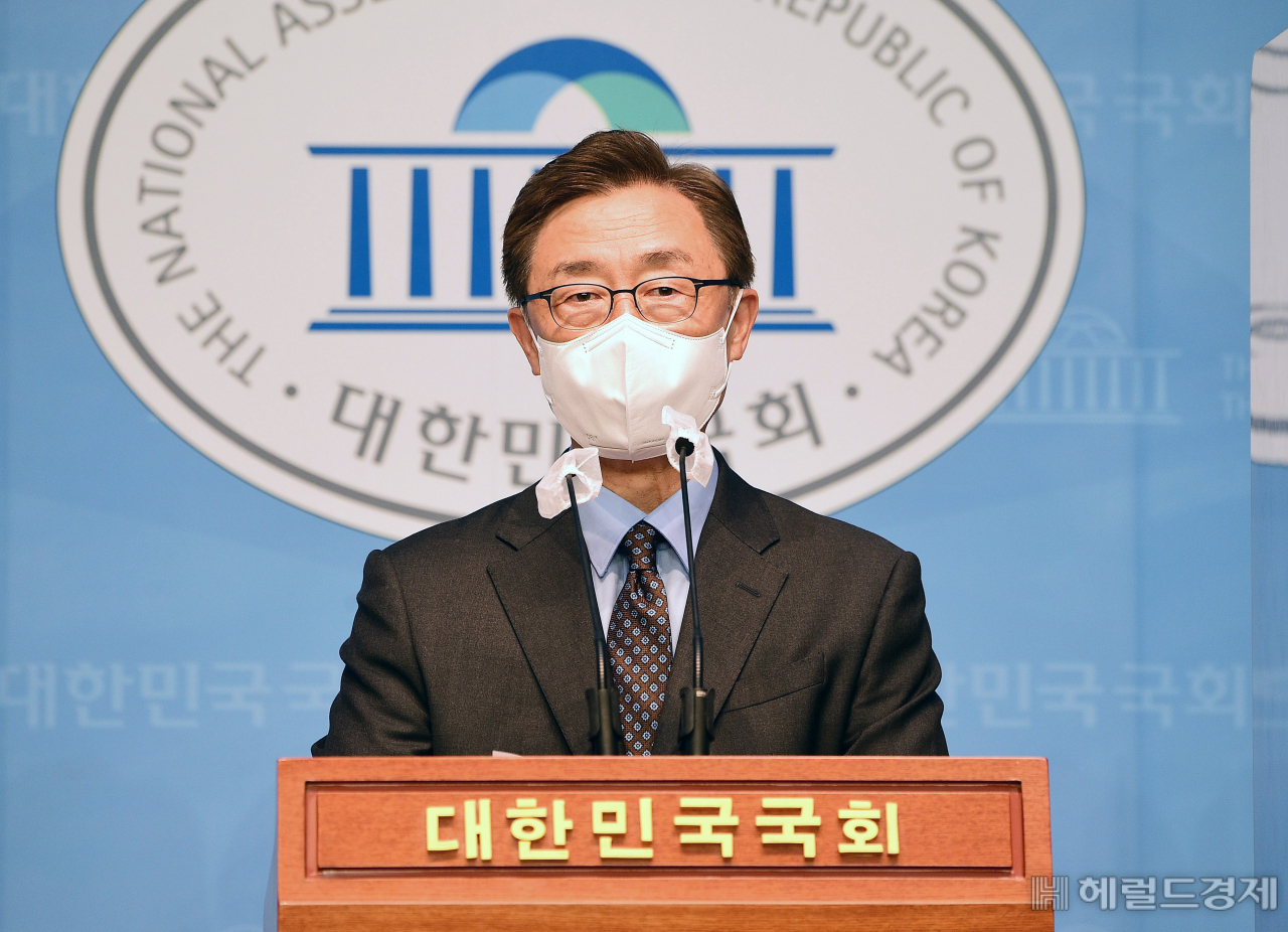 국민의힘 대선 예비후보인 최재형 전 감사원장이 3일 국회 소통관에서 검찰의 청부고발 의혹에 대한 입장문을 발표하고 있다. 이상섭 기자