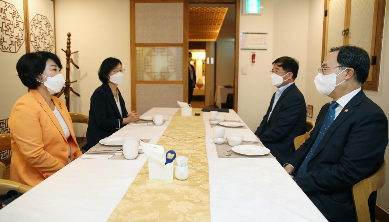 문승욱 산업통상자원부 장관이 3일 오후 서울 광화문 인근 한 식당에서 열린 '에너지시민단체와 탄소중립을 위한 간담회'에서 참석자들과 생활 속 에너지절약을 위한 국민참여 활성화 방안 등을 논의하고 있다. [산업통상자원부 제공]