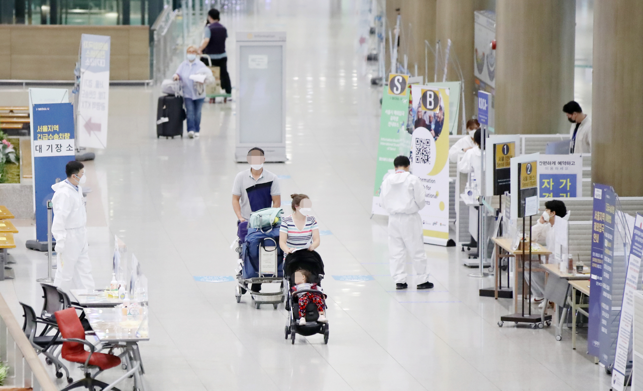 1일 오전 인천국제공항 제1여객터미널에서 해외 입국자들이 교통편 대기장소로 이동하고 있다. [연합]