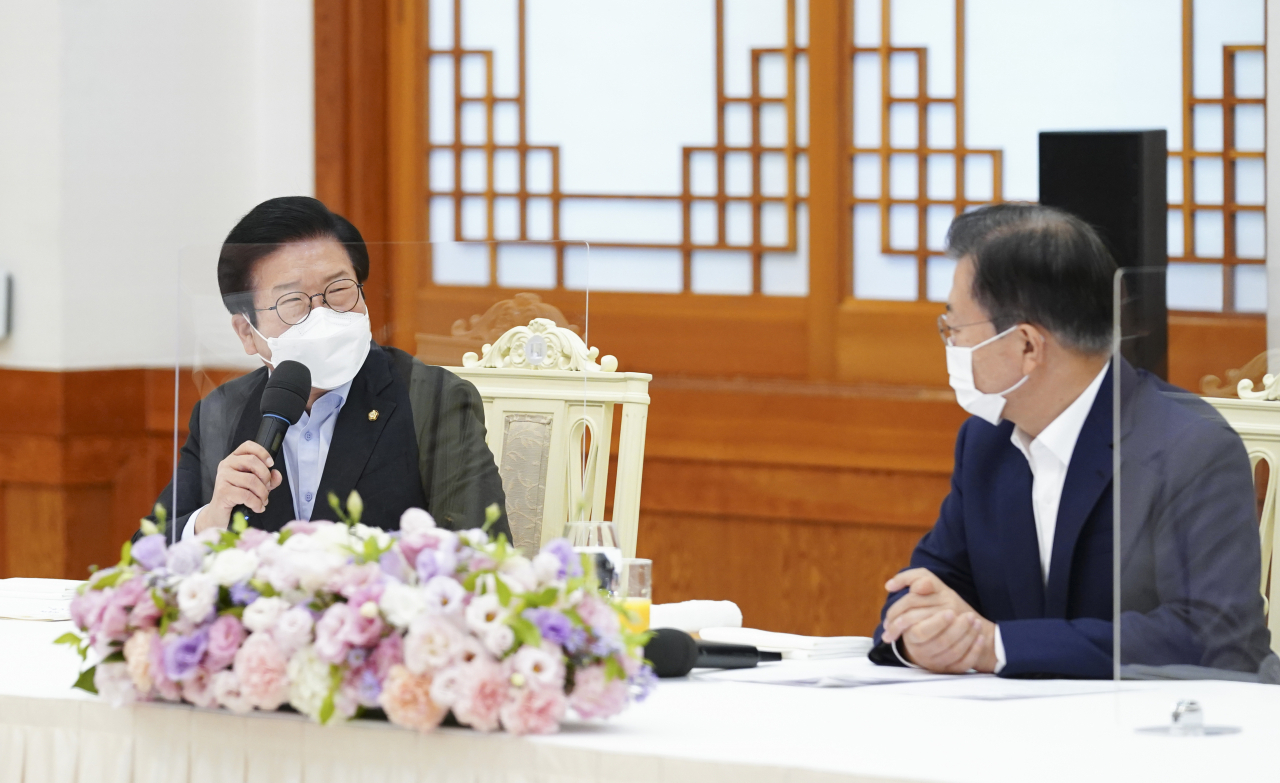 박병석 국회의장이 3일 청와대에서 열린 문재인 대통령과 국회의장단 및 상임위원장단 초청 오찬간담회에서 인사말을 하고 있다. 연합뉴스