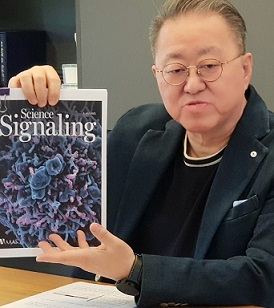 하임바이오 김홍렬 대표가 인 중합체의 바이러스 복제능 사멸 관련, 자신과 35명의 협력 연구자 공저 논문이 실린 ‘사이언스 시그널링’ 7월호를 소개하고 있다. [하임바이오 제공]