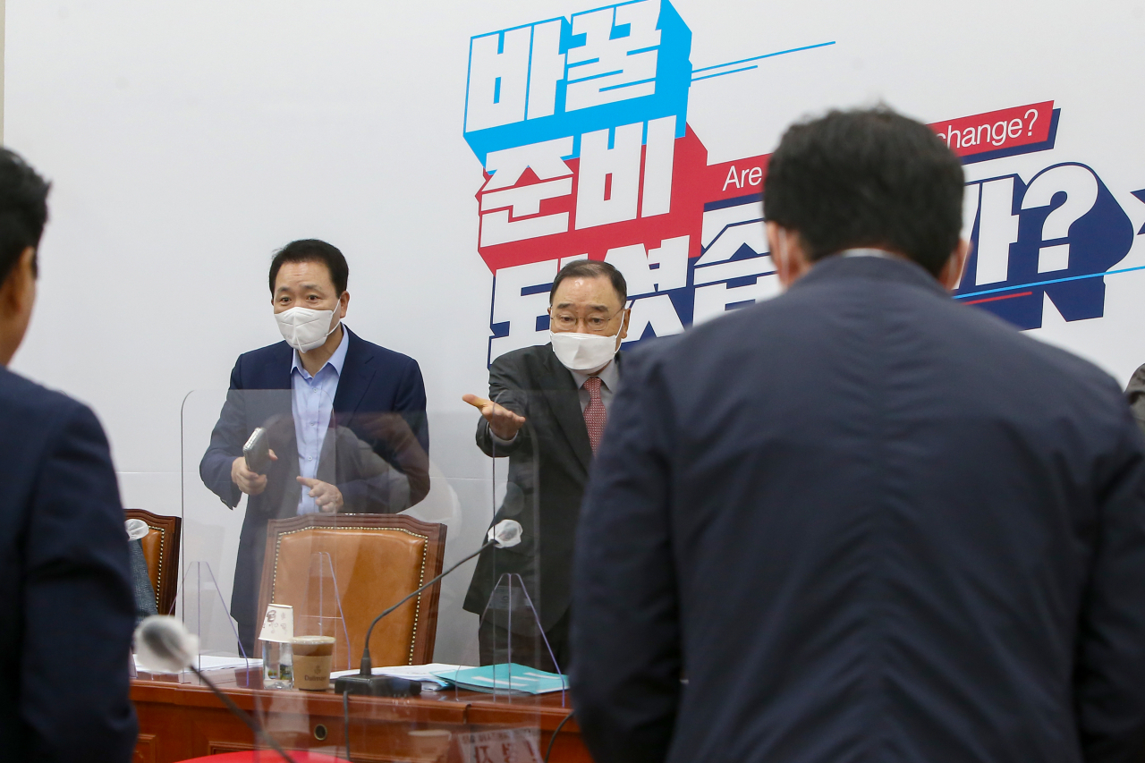 정홍원 국민의힘 선관위원장이 3일 국회에서 열린 중앙당 선거관리위원회의에 참석하며 위원들과 인사하고 있다.[헤럴드경제=이상섭 기자]