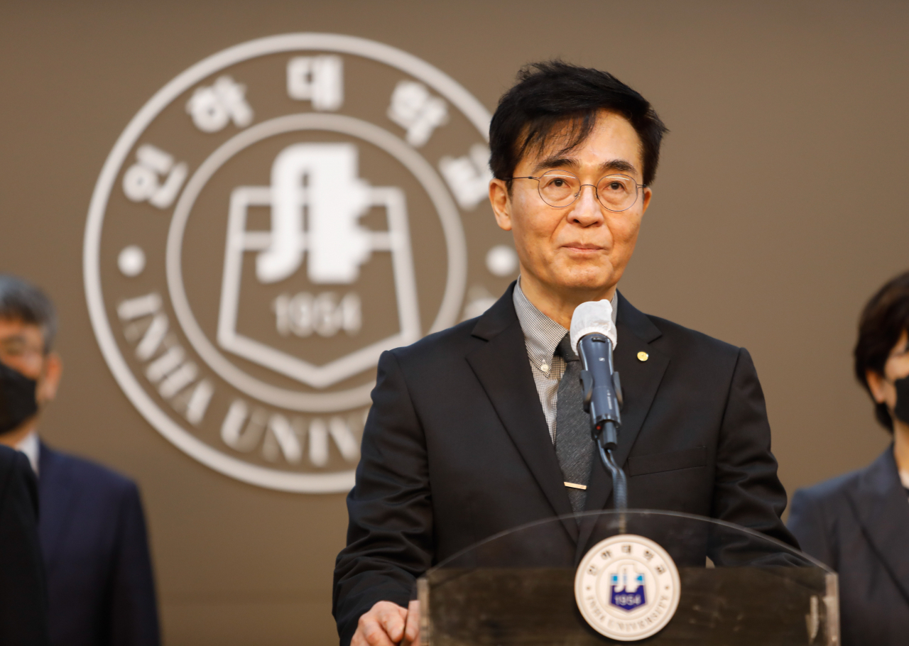 조명우 인하대 총장이 3일 본관 현경홀에서 입장서를 낭독하고 있다. 인하대는 교육부와 한국교육개발원이 이날 발표한 '2021년 대학 기본역량 진단 최종 결과'에서 일반재정지원 대상 대학에 포함되지 못했다. [연합]