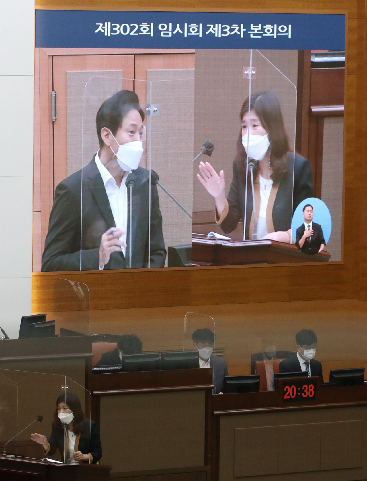 오세훈 서울시장이 3일 오후 서울 중구 서울시의회에서 열린 본회의 시정질문에서 김경우 의원의 자가진단키트 시범사업 문제점에 대한 지적에 답하고 있다. 연합뉴스
