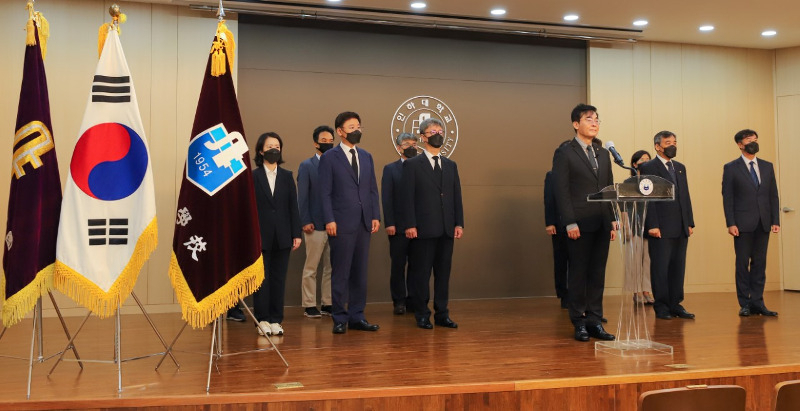 3일 인하대 본관 현경홀에서 조명우 총장이 입장서를 낭독하고 있다.