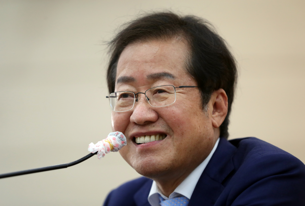 국민의힘 대권주자인 홍준표 의원이 3일 오후 경남 창원시 의창구 국민의힘 경남도당에서 열린 '홍준표 대선 예비 후보 당원 인사 및 기자간담회'에서 취재진 질문을 경청하며 활짝 웃고 있다. [연합]