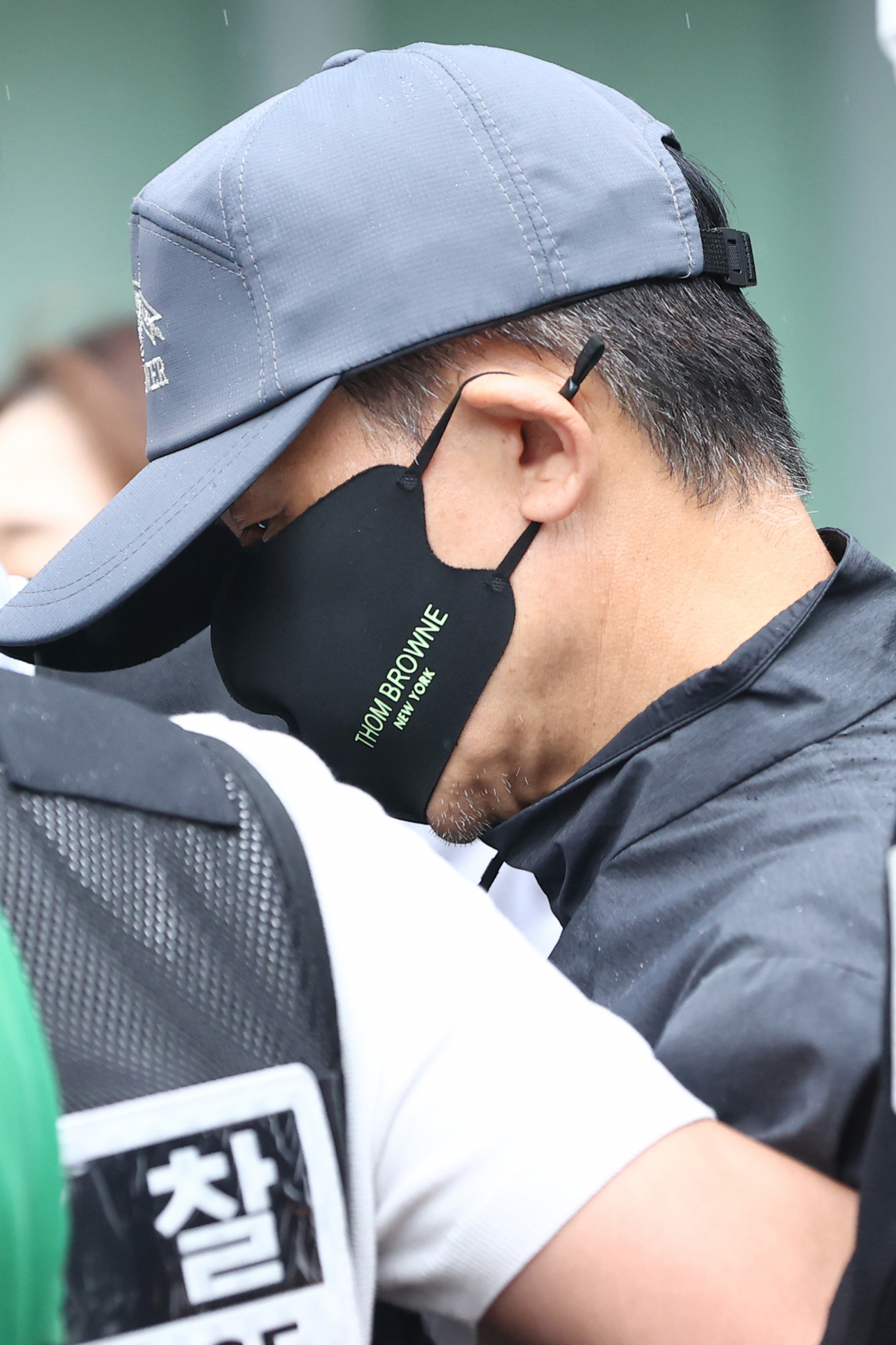 위추적 전자장치(전자발찌) 훼손 전후로 여성 2명을 살해한 피의자 56세 강윤성. 사진은 지난달 31일 영장실질심사 출석 후 나오는 모습[연합]