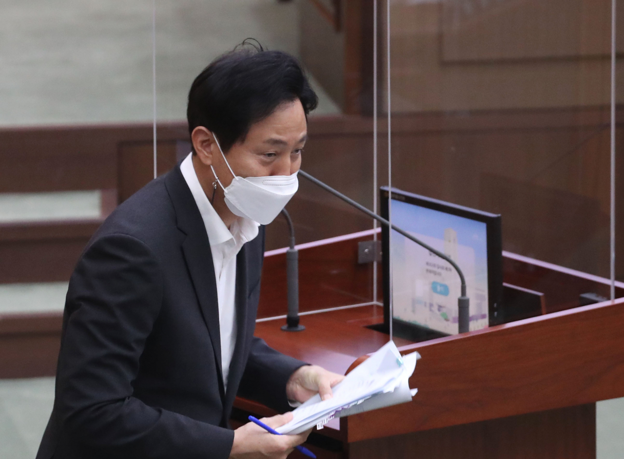 오세훈 서울시장이 3일 오후 서울 중구 서울시의회에서 열린 본회의 시정질문에서 답변을 마친 뒤 자리로 돌아가고 있다. [연합뉴스]