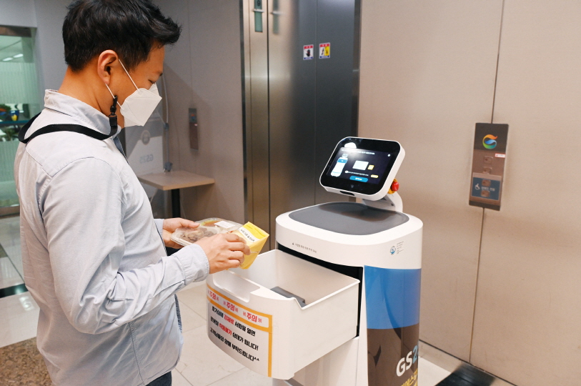 서울 강남구 GS타워에서 ‘LG 클로이 서브봇’이 고객에게 편의점 주문 물건을 전달하고 있다. [LG전자 제공]