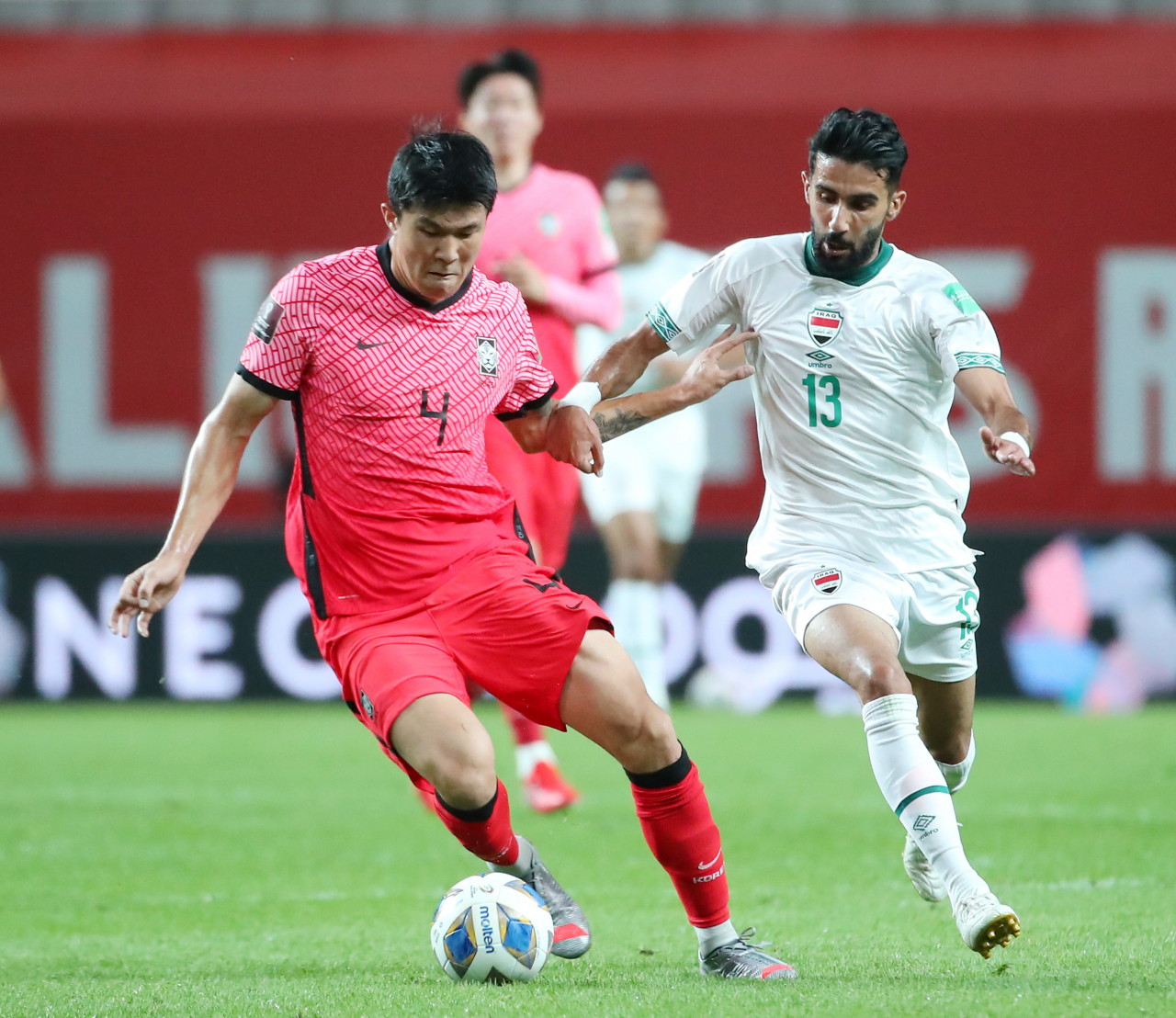 2일 서울월드컵경기장에서 열린 2022 카타르 월드컵 최종예선 A조 1차전 대한민국과 이라크의 경기에서 김민재가 공을 따내고 있다. [연합]