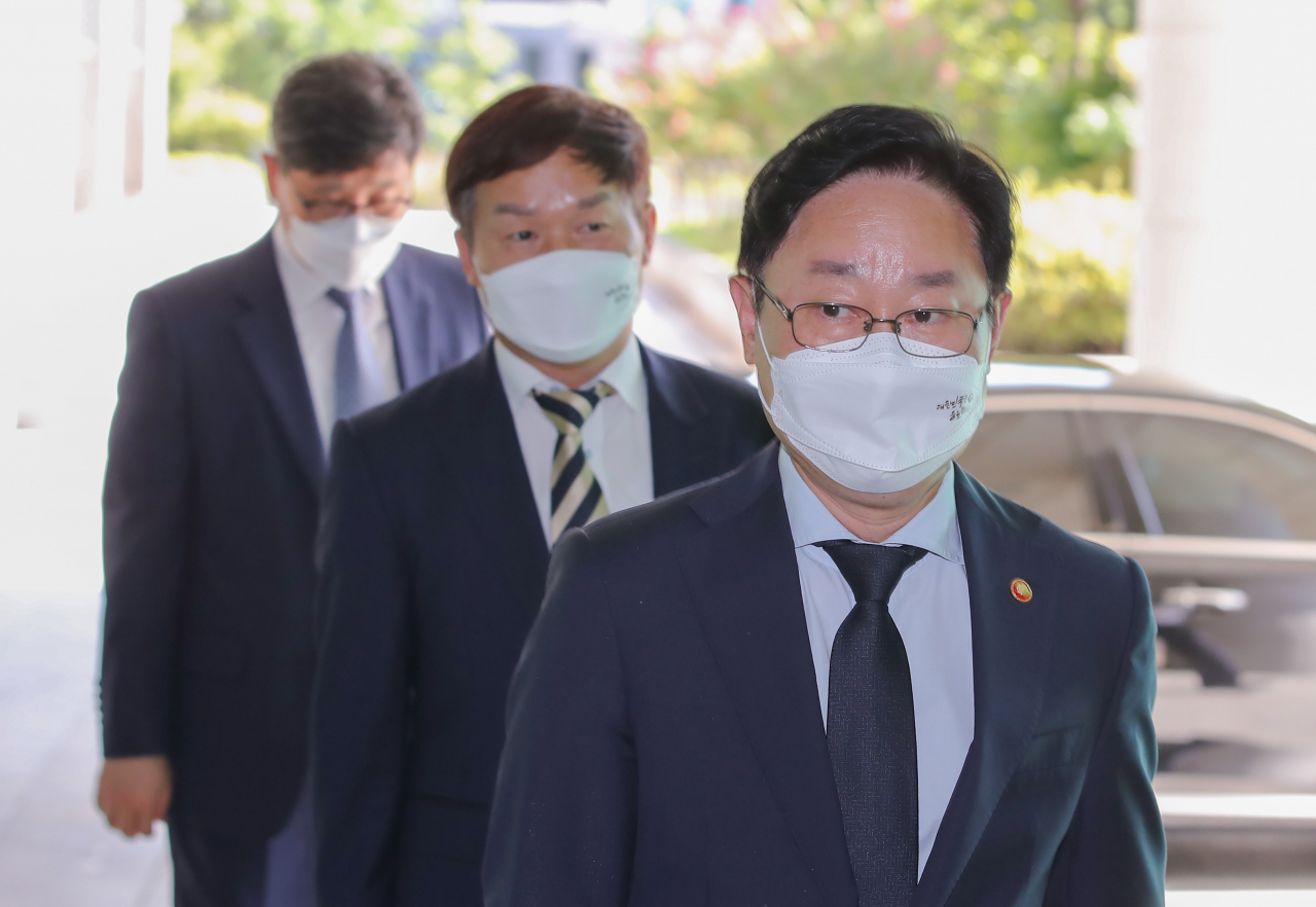 박범계 법무부 장관이 3일 오후 서울 서초구 서울고검에서 의정관에서 열린 '전자감독 대상자 재범 방지 대책' 브리핑에 참석하기 위해 고검 청사로 들어서고 있다. [연합]