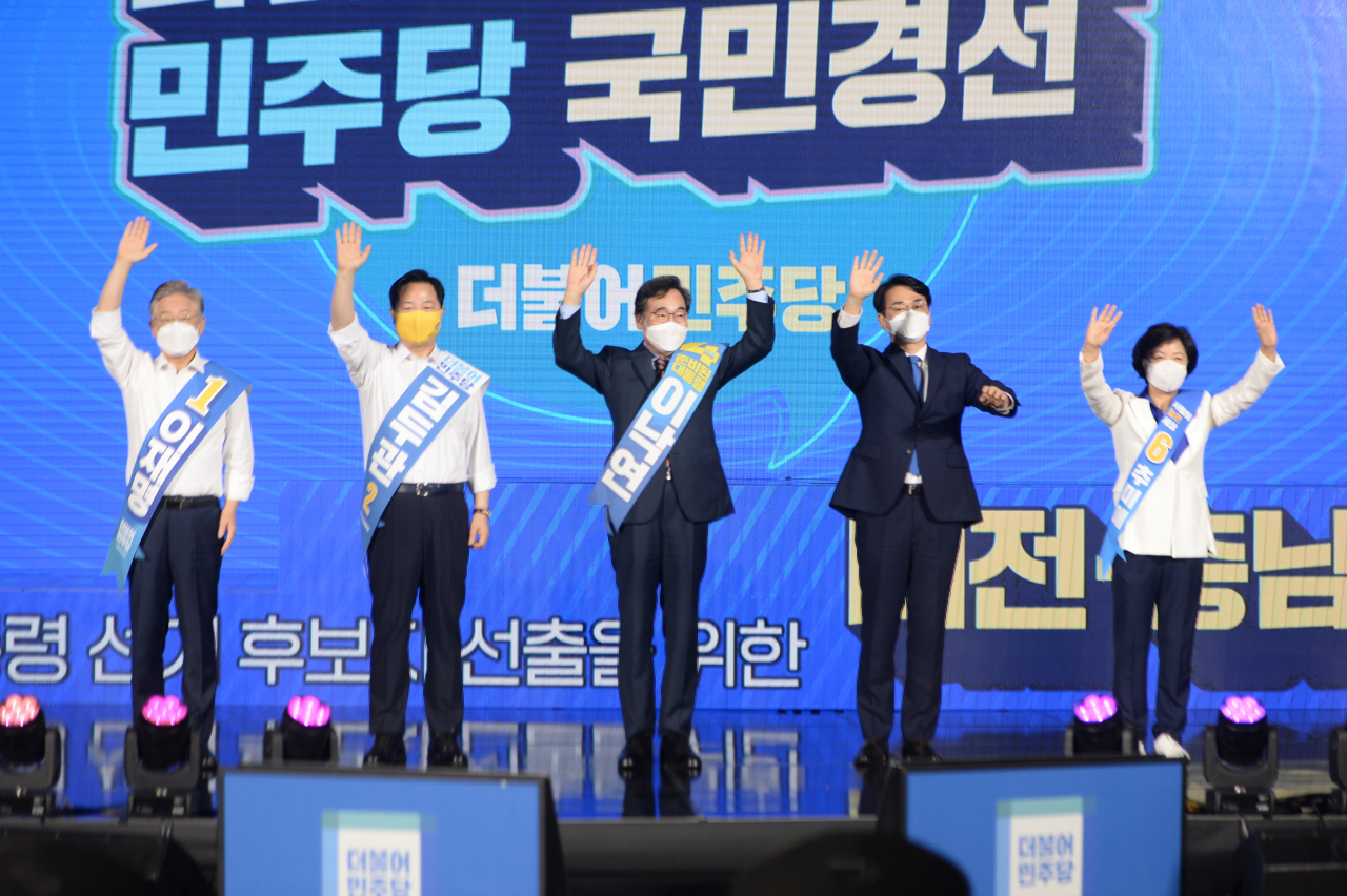 4일 오후 대전시 유성구 도룡동 대전컨벤션센터에서 열린 더불어민주당 대선 후보자 선출을 위한 대전·충남 합동연설회에서 후보자들이 기념촬영을 하고 있다. 왼쪽부터 이재명, 김두관, 이낙연, 박용진, 추미애 후보. [연합]