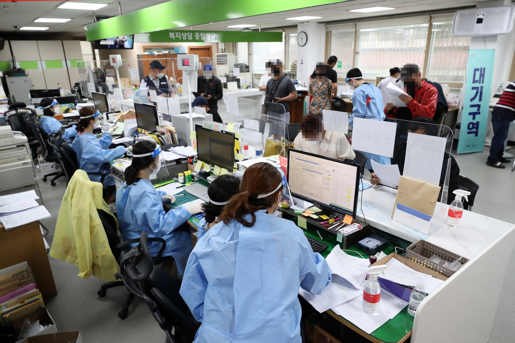 광주시가 불법체류자 등 외국인 대상으로 단체접종에 나섰다.