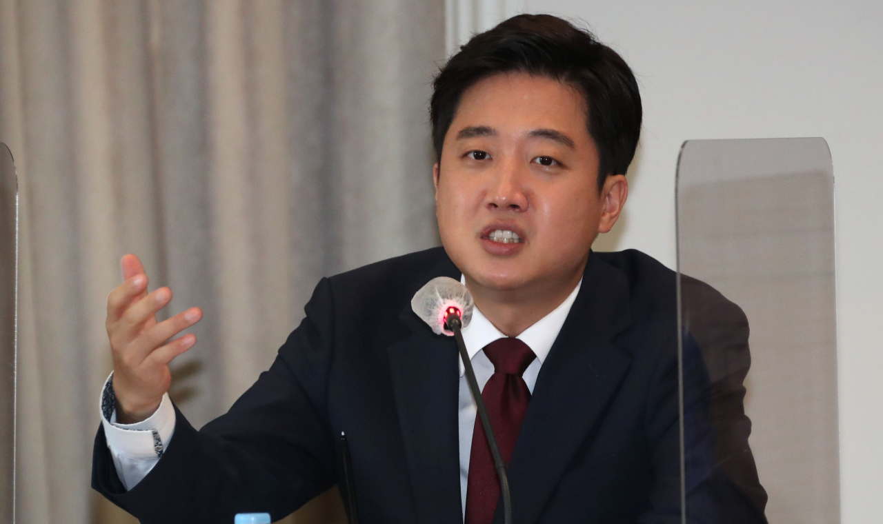 이준석 국민의힘 대표가 3일 서울 중구 한국프레스센터에서 열린 관훈토론회에서 발언을 하고 있다. [국회사진기자단]