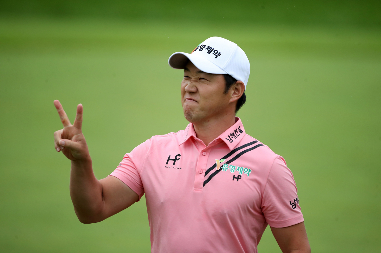 강경남이 3번홀에서 버디퍼팅에 성공한 뒤 익살스럽게 v 세레머니를 하고 있다.[KPGA 제공]