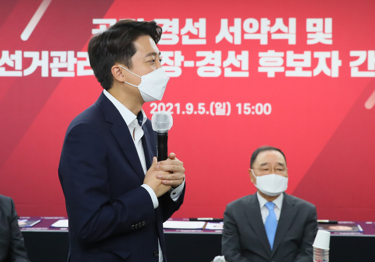 이준석 국민의힘 대표가 5일 서울 여의도 국민의힘 중앙당사에서 열린 공정경선 서약식 및 선관위원장 경선 후보자 간담회에서 발언하고 있다. 홍준표, 유승민, 하태경, 안상수 후보는 '역선택 방지조항 제외'를 주장하며 이날 행사에 불참했다. [국회사진기자단]