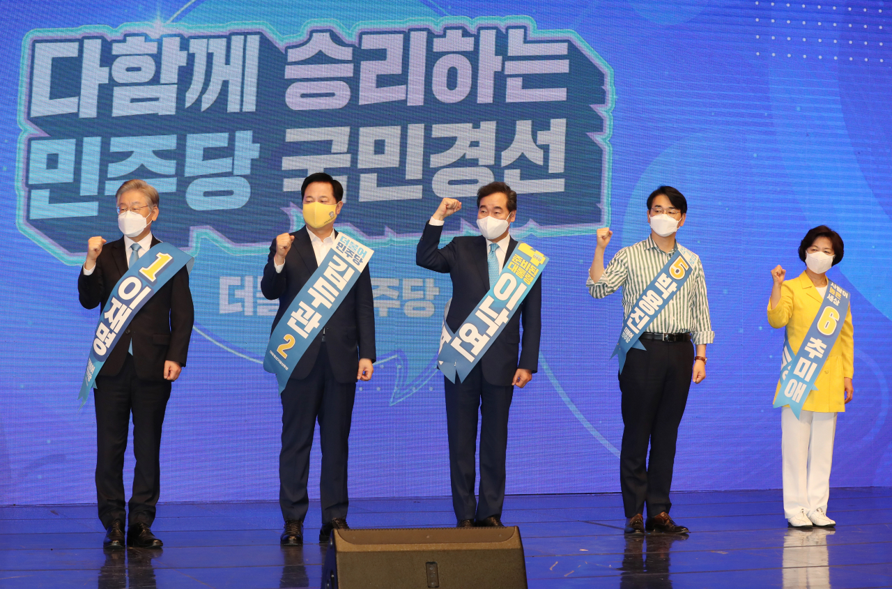 5일 오후 충북 청주시 서원구 CJB컨벤션센터에서 열린 더불어민주당 대선 후보를 뽑기 위한 '충북·세종 민주당 순회 경선'에서 이재명(왼쪽부터), 김두관, 이낙연, 박용진, 추미애 후보가 포즈를 취하고 있다. [연합]
