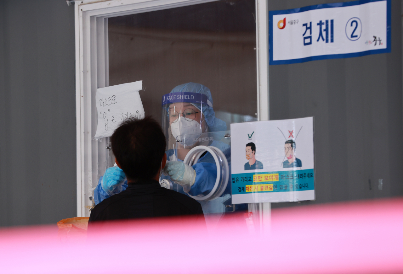 5일 오전 서울역 중구 신종 코로나바이러스 감염증(코로나19) 임시선별검사소에서 의료진이 검체를 채취하고 있다. 연합뉴스