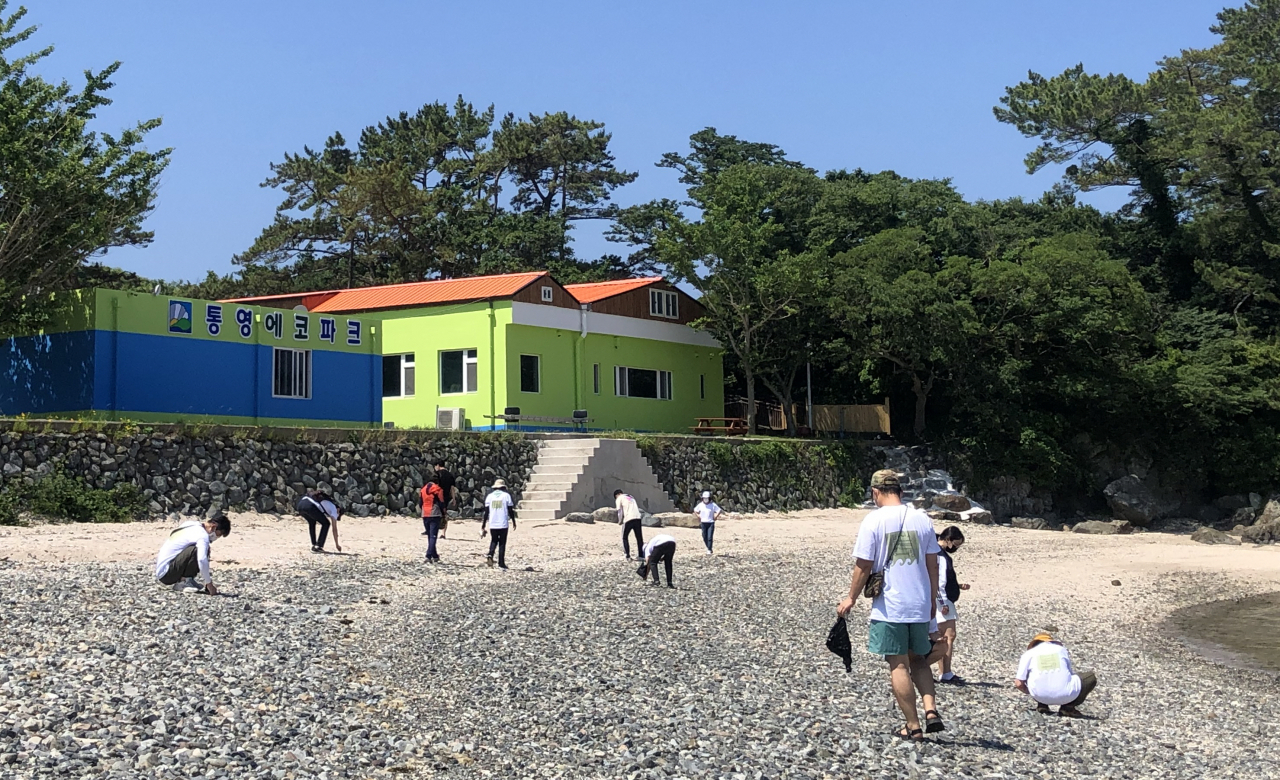 한국관광공사에서 지난 6월 추진한 통영 연대도 '탄소 없는 여행' 비치코밍 현장사진