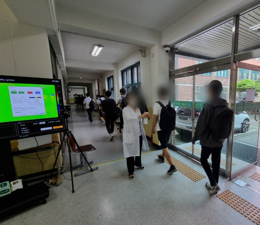 6일 오전 서울 노원구 상계고등학교 학교 본관 1층 복도에서 학생들이 발열체크를 하며 들어서고 있다. 김영철 기자