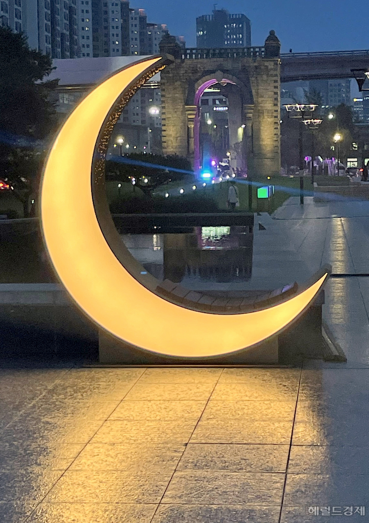 포토 존 초승달 벤치. [서대문구 제공]