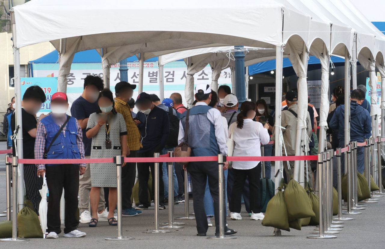6일 오전 서울역 중구임시선별검사소를 찾은 시민들이 코로나19 진단 검사를 받기 위해 대기하고 있다. [연합]