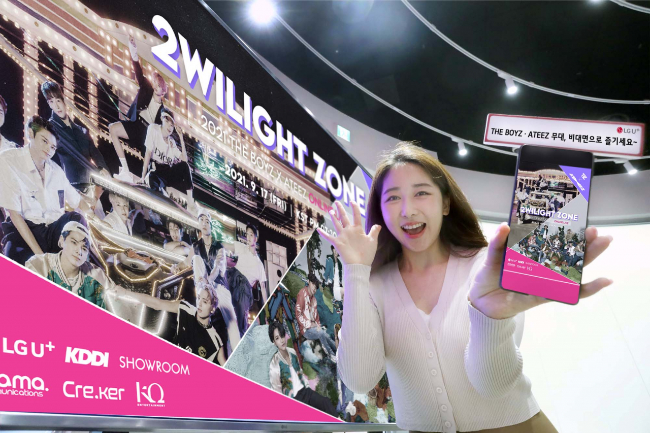 LG유플러스 모델이 온라인 콘서트 ‘2WILIGHT ZONE’을 알리는 모습. [LG유플러스 제공]
