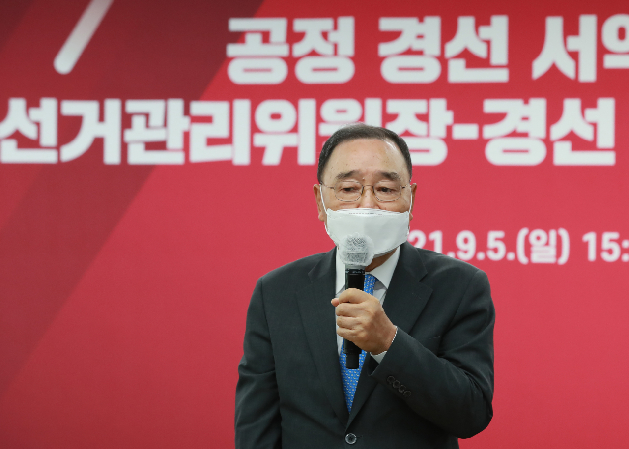 정홍원 국민의힘 선거관리위원장이 5일 서울 여의도 국민의힘 중앙당사에서 열린 공정경선 서약식 및 선관위원장 경선 후보자 간담회에서 '역선택 방지조항' 등에 관련해 발언하고 있다. [연합]