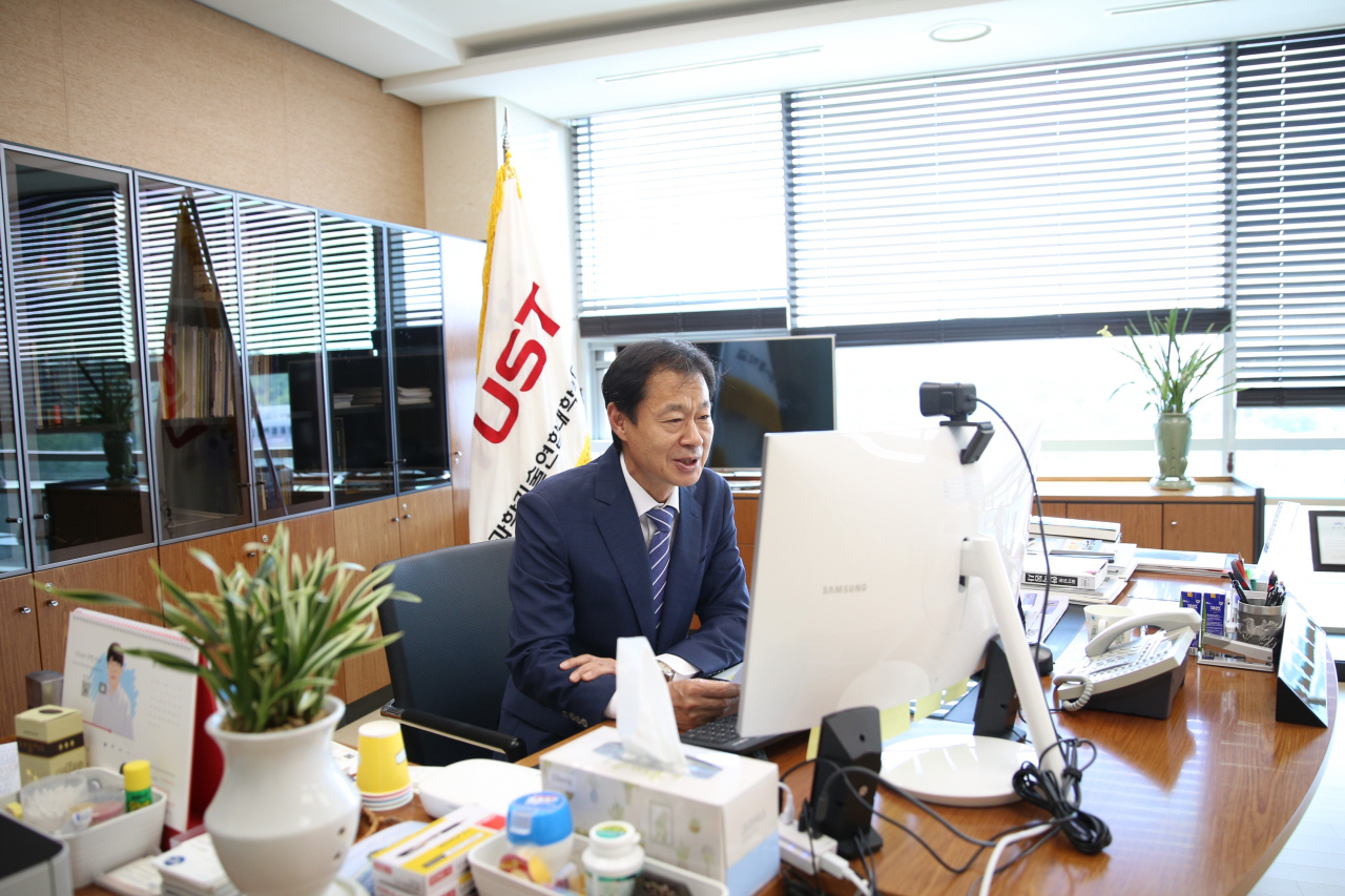 김이환 UST 총장이 신임교수 온라인 워크숍에서 환영인사를 전하고 있다. [UST 제공]