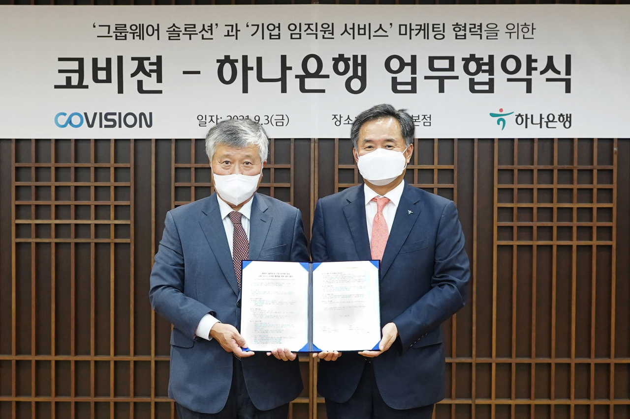 하나은행은 을지로 중구 하나은행 본점에서 ㈜코비젼 과 그룹웨어 솔루션 및 임직원 비대면 금융서비스 제공을 위한 업무협약을 체결했다.업무협약시에서 박지환 하나은행 CIB그룹 부행장(사진에서 오른쪽)가 기념촬영을 하고 있다.