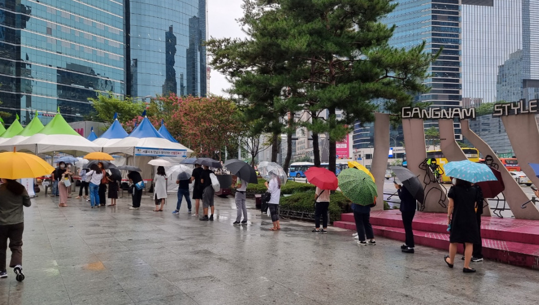 서울 강남구의 한 선별진료소 앞에서 사람들이 유전자증폭(PCR)검사를 받기 위해 줄을 서 있다. 김지헌 기자.