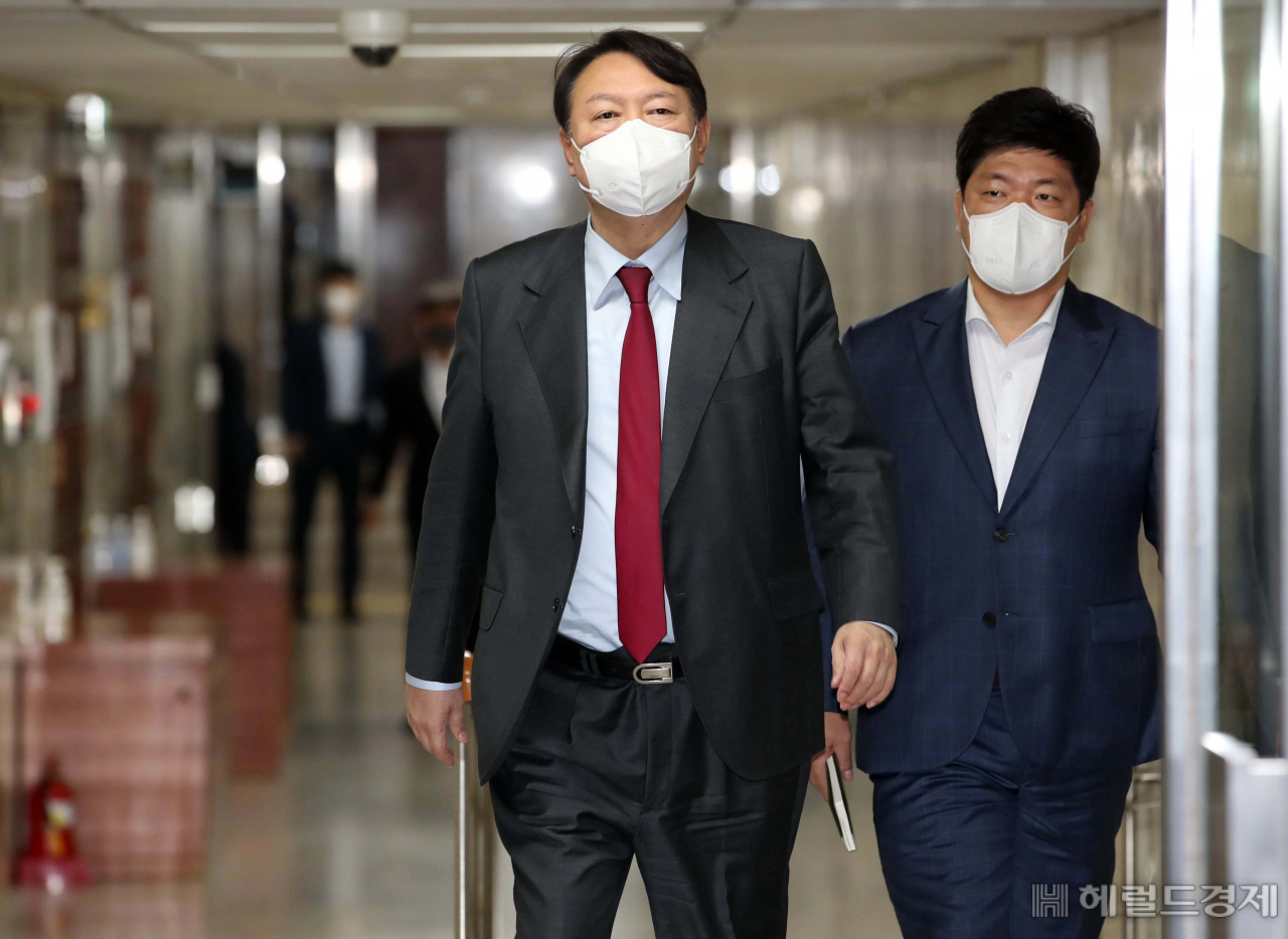 [헤럴드경제=이상섭 기자] 국민의힘 대선 예비후보인 윤석열 전 검찰총장이 6일 오전 서울 여의도 국회에서 이준석 국민의힘 대표와 회동을 위해 당대표실로 향하고 있다.