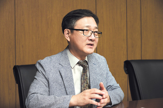 정우용 한국상장회사협의회 정책부회장은 문재인 정부 5년의 경제정책에 대해 C학점 수준에 불과하다고 지적했다. 그는 이익을 추구하는 사기업을 마치 공기업과 동일시 하는 정책에 기업들의 경쟁력이 훼손되고 있다고 강조했다. 정 부회장이 지난달 26일 서울 마포구 사옥에서 본지와 인터뷰를 하고 있다. 박해묵 기자