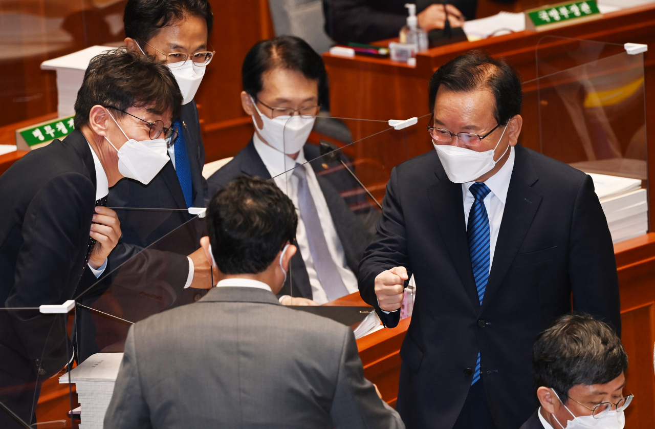 김부겸 국무총리가 6일 오전 국회에서 열린 예산결산위원회 전체회의에 앞서 참석자들과 인사를 나누고 있다. [연합]