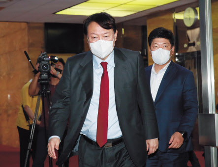 국민의힘 대권주자인 윤석열 전 검찰총장과 이준석 당대표가 6일 오전 국회에서 면담했다. 이에 앞서 이 대표(위쪽 사진)와 윤 전 총장이 각각 국민의힘 당대표실을 향하고 있다. 이상섭 기자