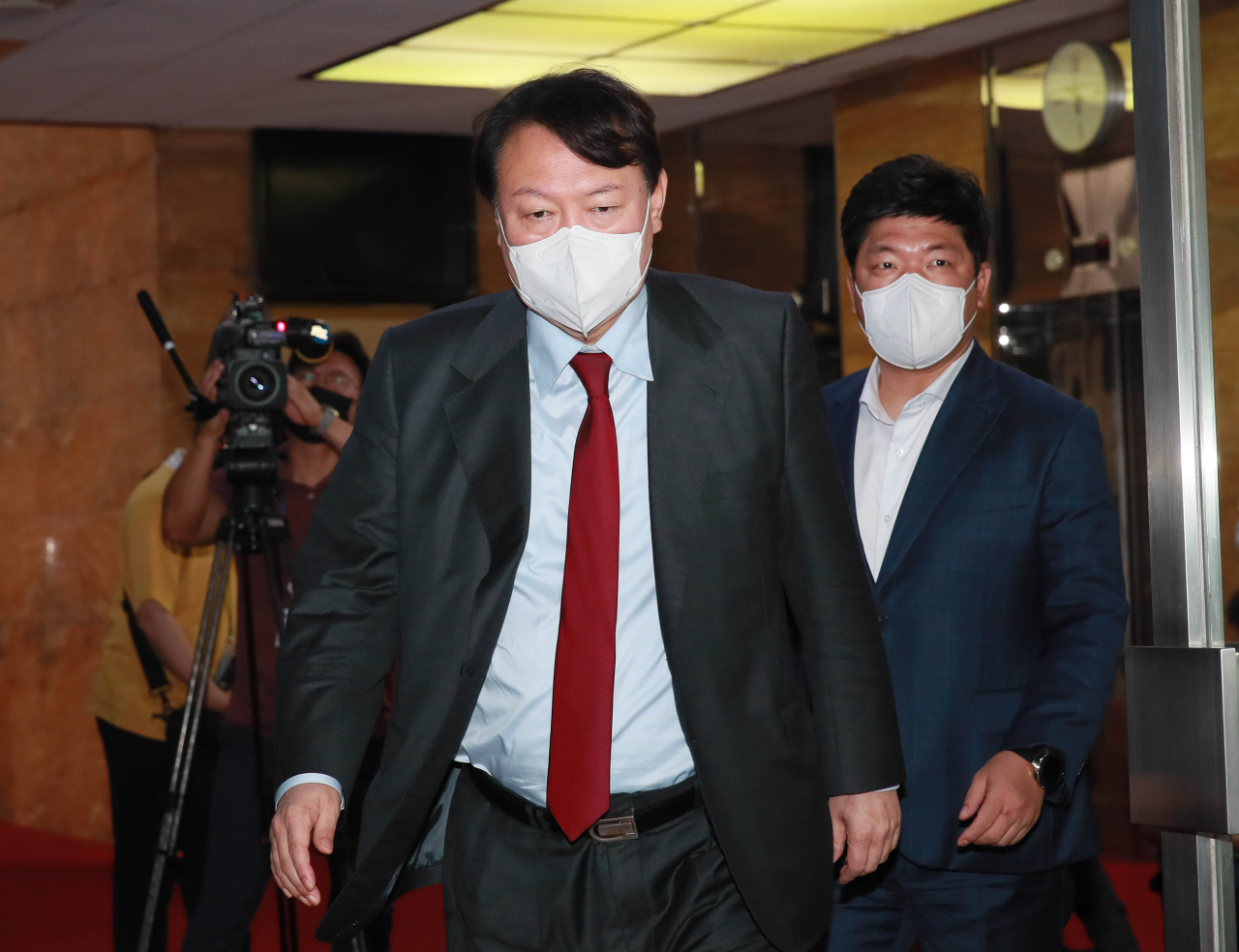 [헤럴드경제=이상섭 기자] 국민의힘 윤석열 대선 경선 후보가 6일 오전 서울 여의도 국회에서 이준석 국민의힘 대표와 면담을 위해 당 대표실로 향하고 있다.