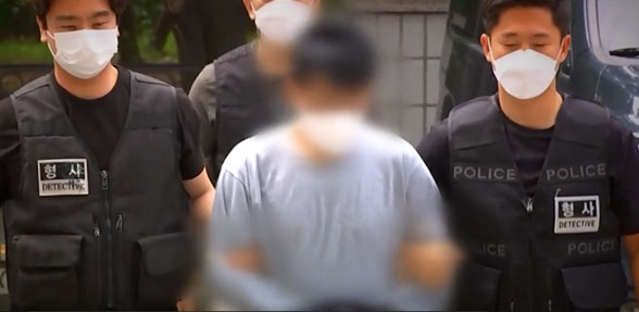 지난 3일 서울 강서구 화곡동 한 빌라에서 아내를 흉기로 찔러 숨지게 한 혐의로 구속된 40대 남성. [JTBC 방송화면 캡처]