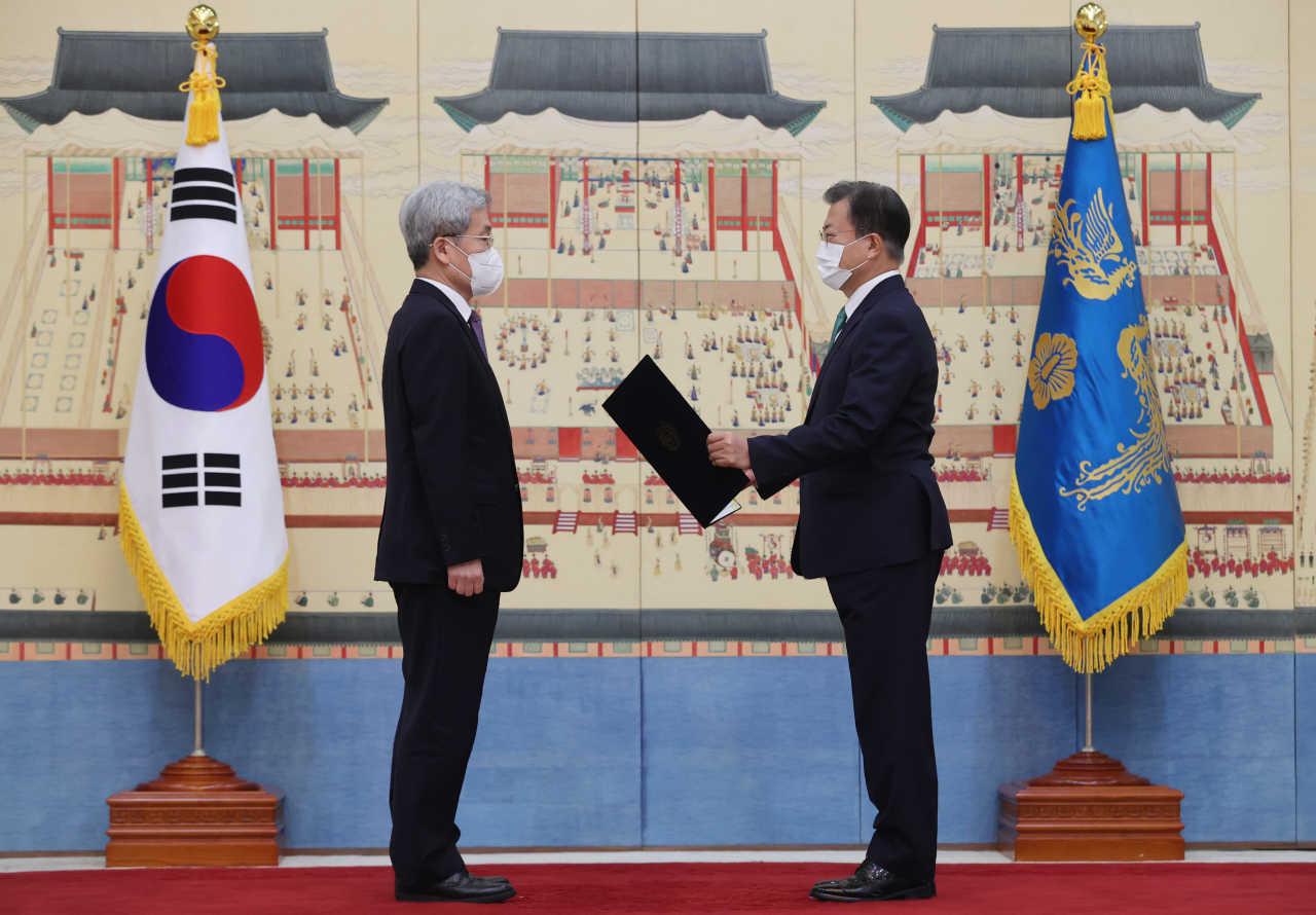 문재인 대통령이 6일 청와대에서 고승범 금융위원장에게 임명장을 수여하고 있다. 연합뉴스
