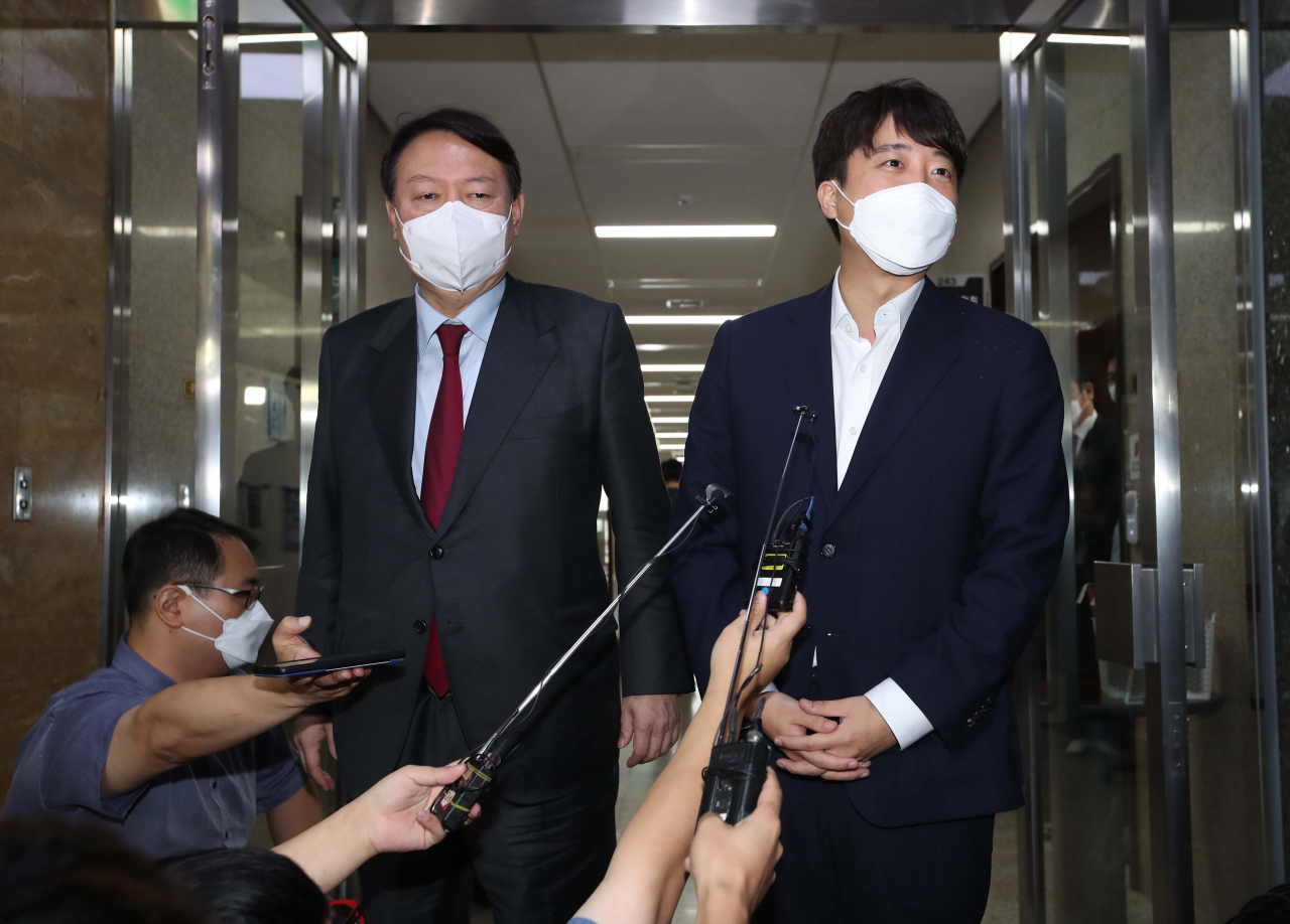 국민의힘 이준석 대표(오른쪽)와 국민의힘 대권주자인 윤석열 전 검찰총장이 6일 서울 여의도 국회 당대표실에서 비공개 면담을 마친 뒤 취재진의 질문에 답하고 있다. [이상섭 기자/babtong@heraldcorp.com]