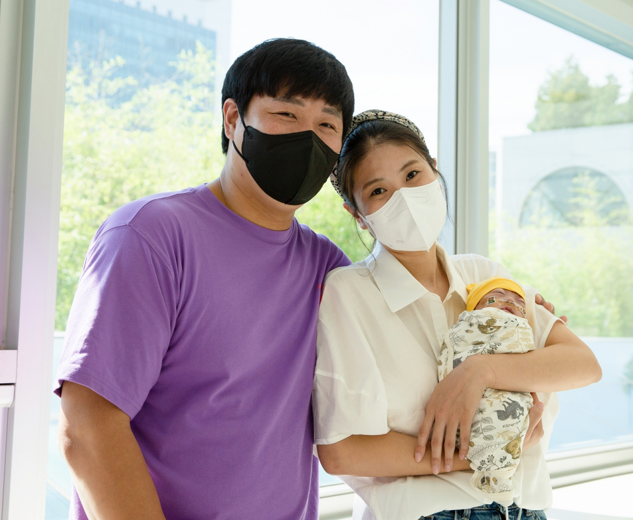 [사진6] 건우 퇴원일 날 건우와 건우 부모님의 모습