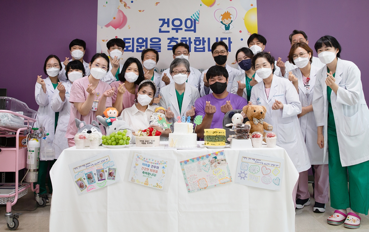 [사진8] 서울아산병원 어린이병원 신생아팀이 건우의 퇴원을 축하하고 있다.