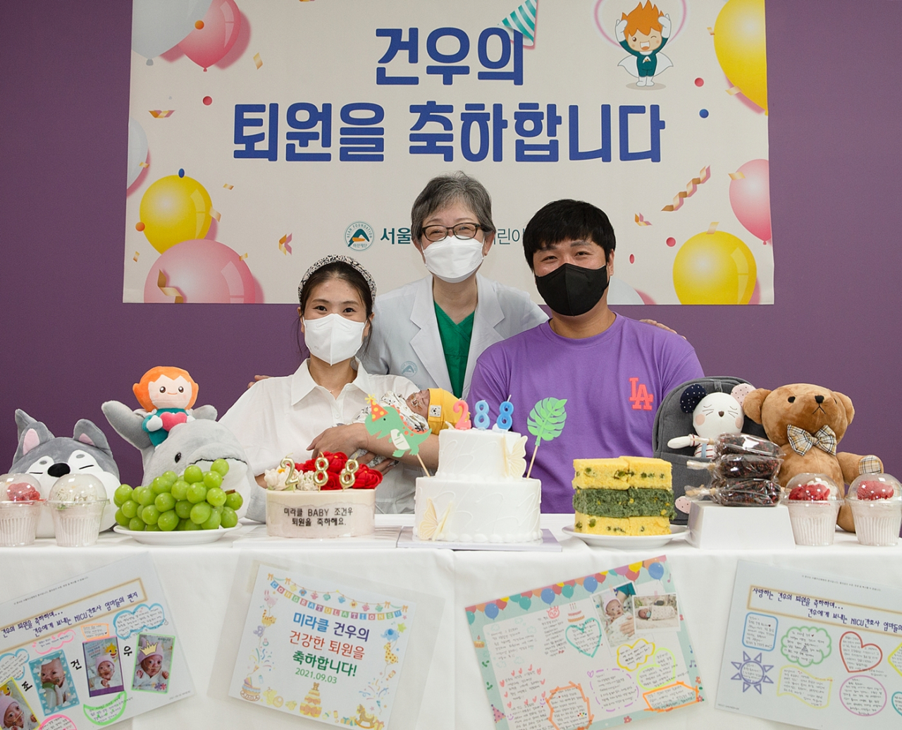 [사진9] 건우의 퇴원을 축하하며 건우와 건우 부모님, 건우 주치의인 김애란 신생아과 교수가 사진을 찍고 있다.