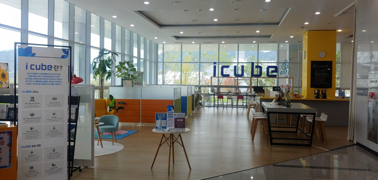 부산글로벌테크비즈센터(B-TBC) 1층 아이규브 전경. [부산특구본부 제공]