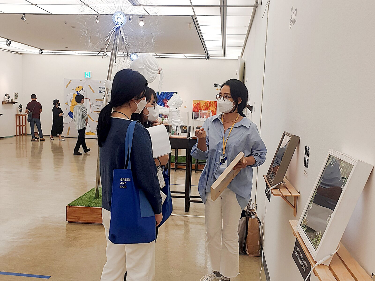 정선,태백,영월,삼척 지역 학생들이 서울 서초구 예술의전당에서 신진작가와 질의응답하고 있다.