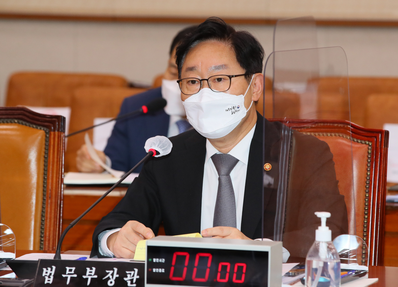 박범계 법무부 장관이 6일 서울 여의도 국회 법제사법위원회에서 열린 '윤석열 전 검찰총장의 고발 사주 의혹'과 관련한 현안 질의를 위한 전체회의에서 발언하고 있다. 연합뉴스